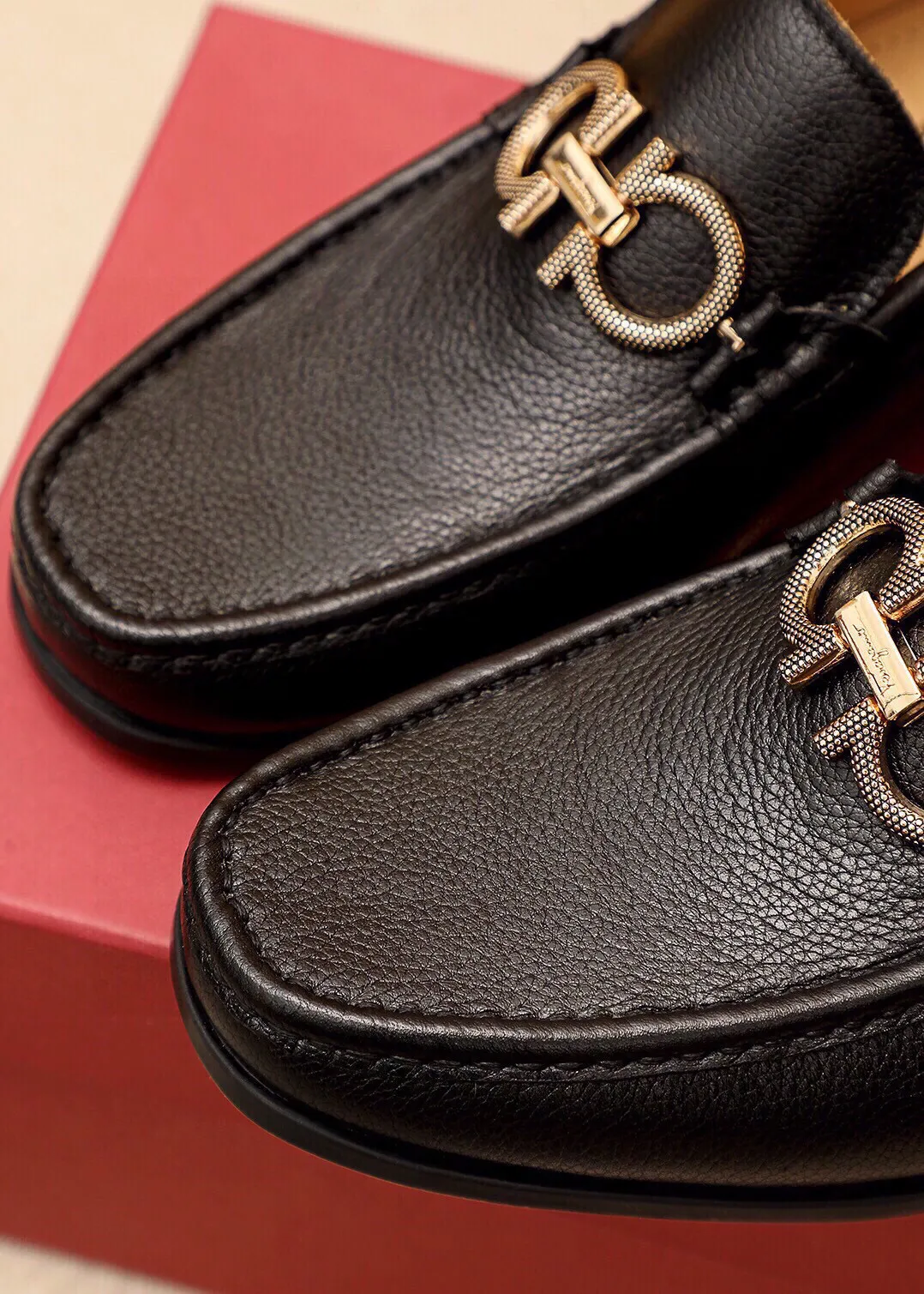 Men's shoes 💰480 💐 Product trademark: Ferragamo "Ferragamo" casual leather shoes Regular size: 38-44 (45🉑️customized) Product materials: Selected imported first-layer pebbled cowhide leather upper + luxury hardware buckle, imported water-dyed cowhide leather lining. Strong three-dimensional visual effect, original outsole color: 3⃣️seed leather materials available